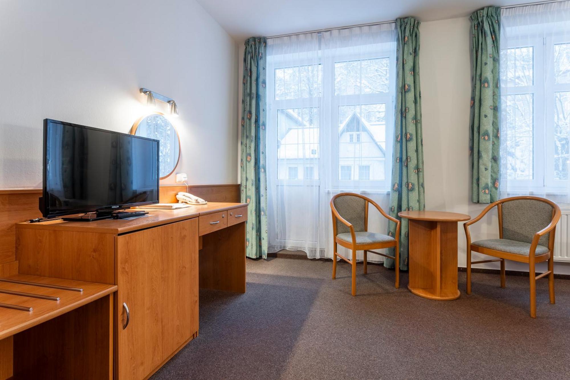 Hotel Luzice ยาคีมอฟ ภายนอก รูปภาพ