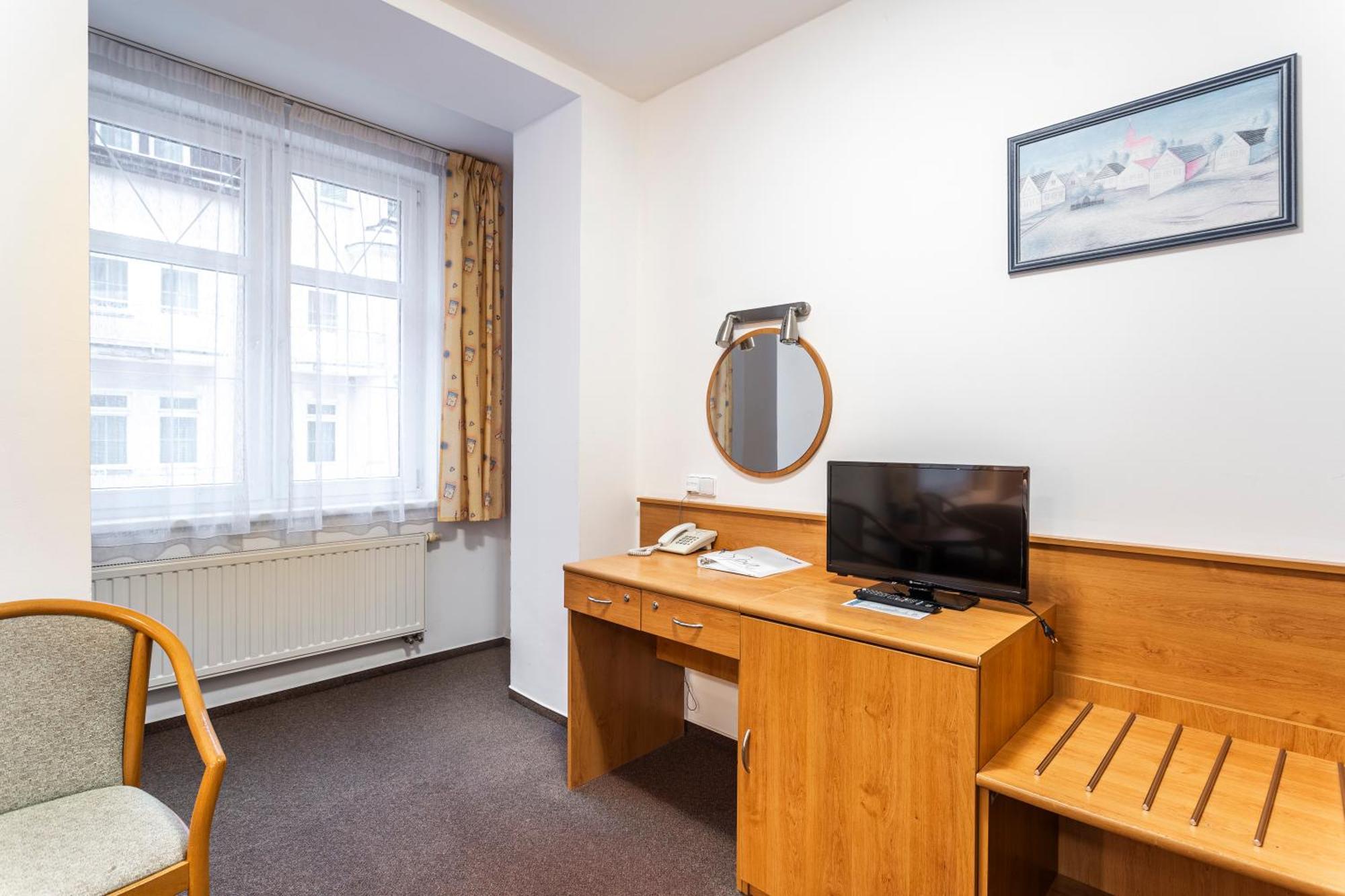 Hotel Luzice ยาคีมอฟ ภายนอก รูปภาพ