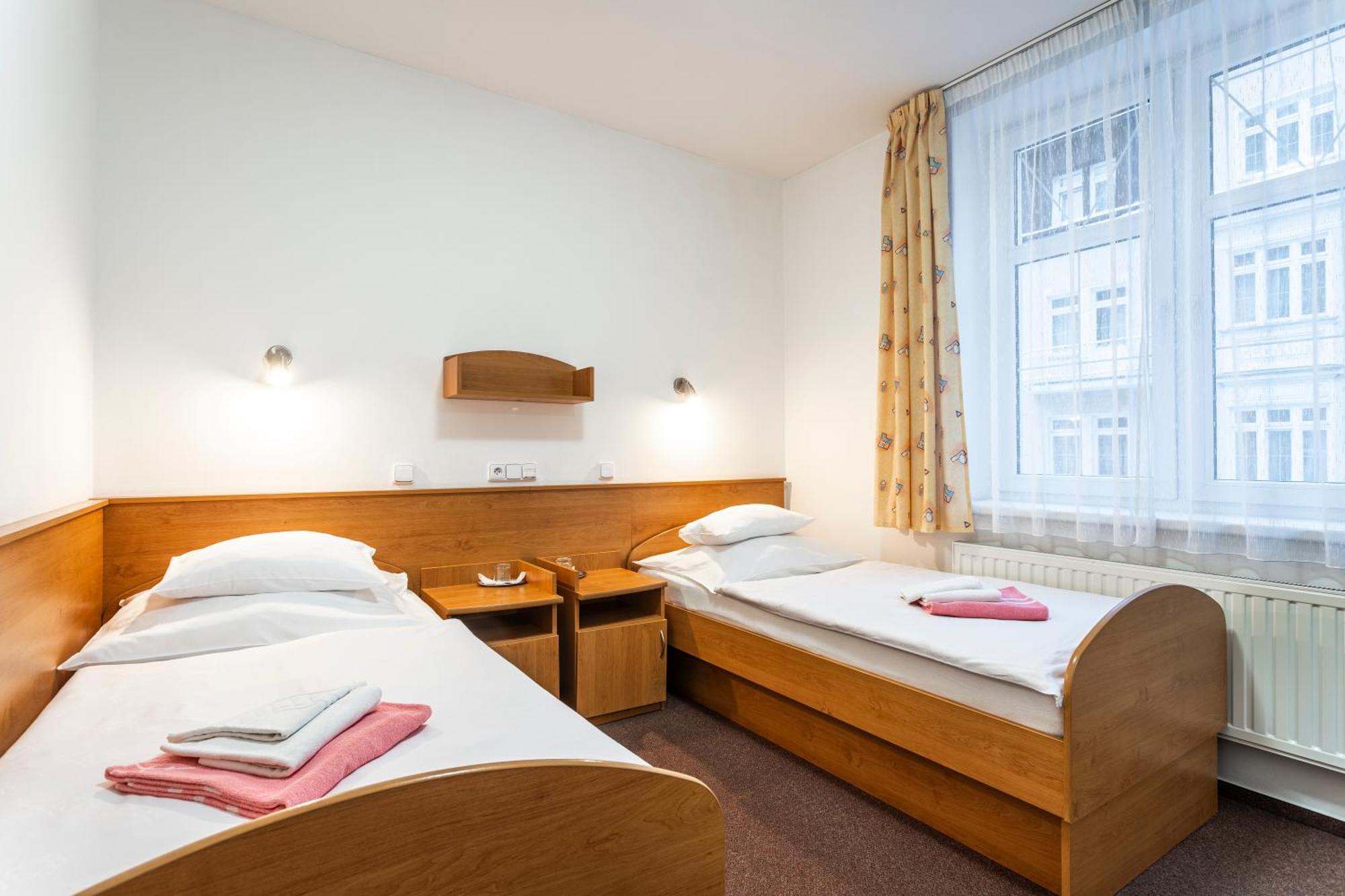 Hotel Luzice ยาคีมอฟ ภายนอก รูปภาพ