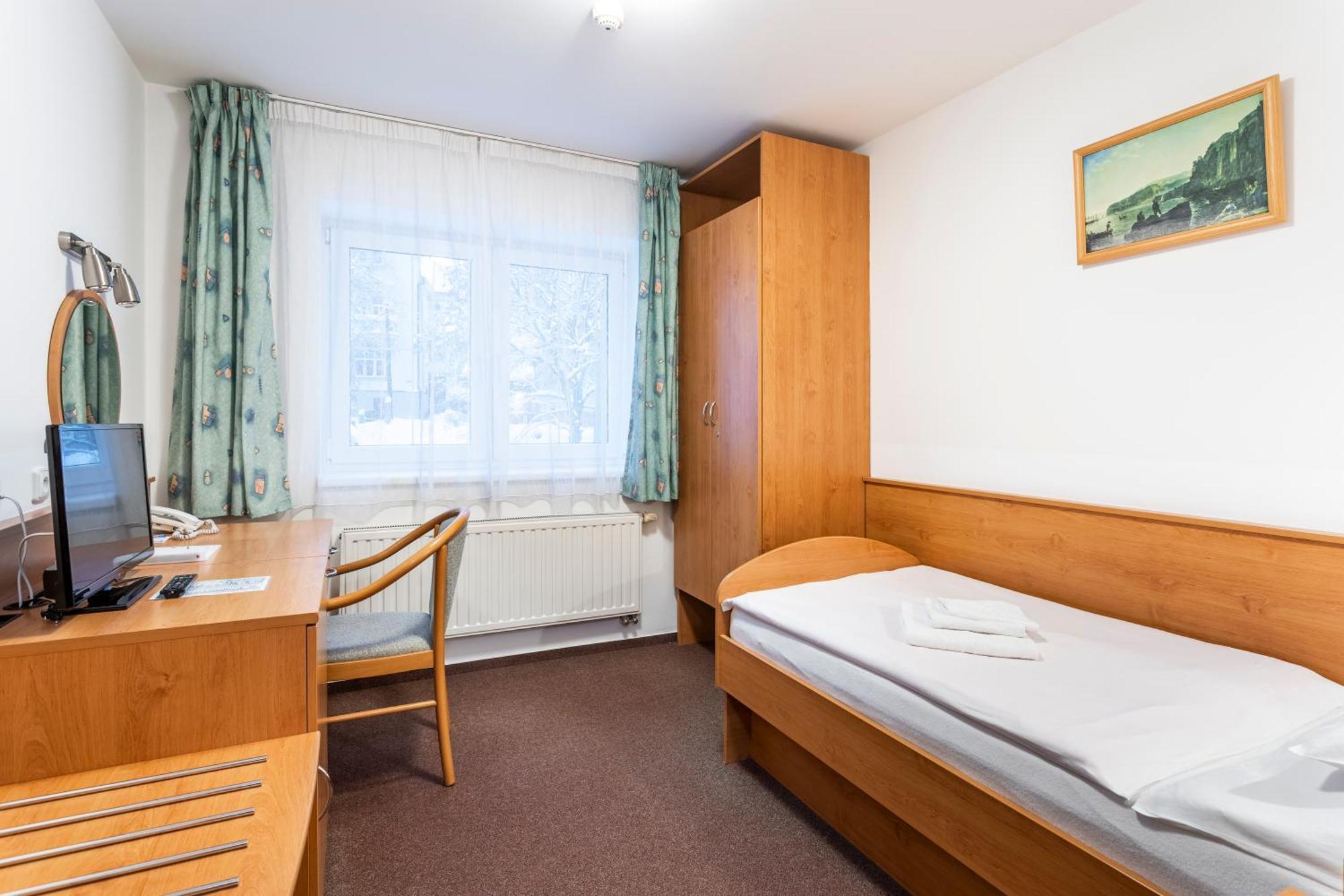 Hotel Luzice ยาคีมอฟ ภายนอก รูปภาพ