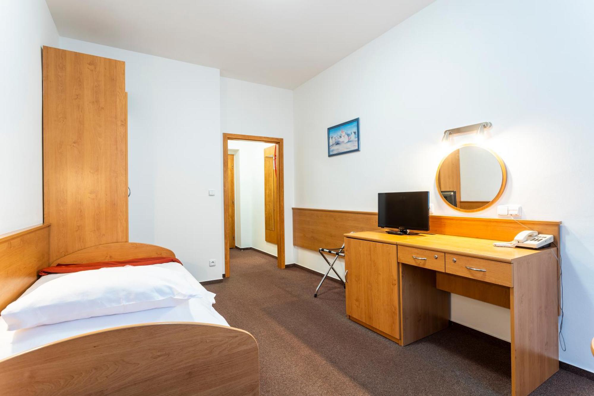 Hotel Luzice ยาคีมอฟ ภายนอก รูปภาพ