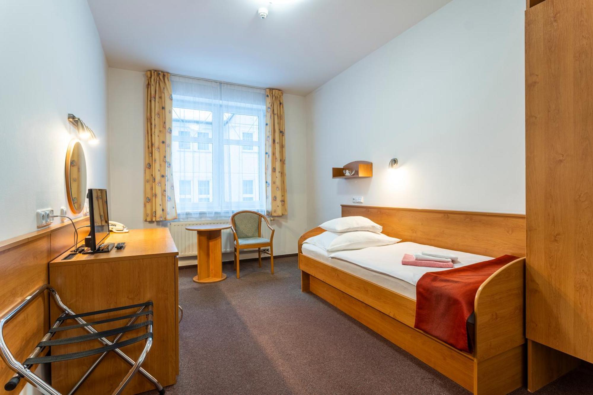 Hotel Luzice ยาคีมอฟ ภายนอก รูปภาพ