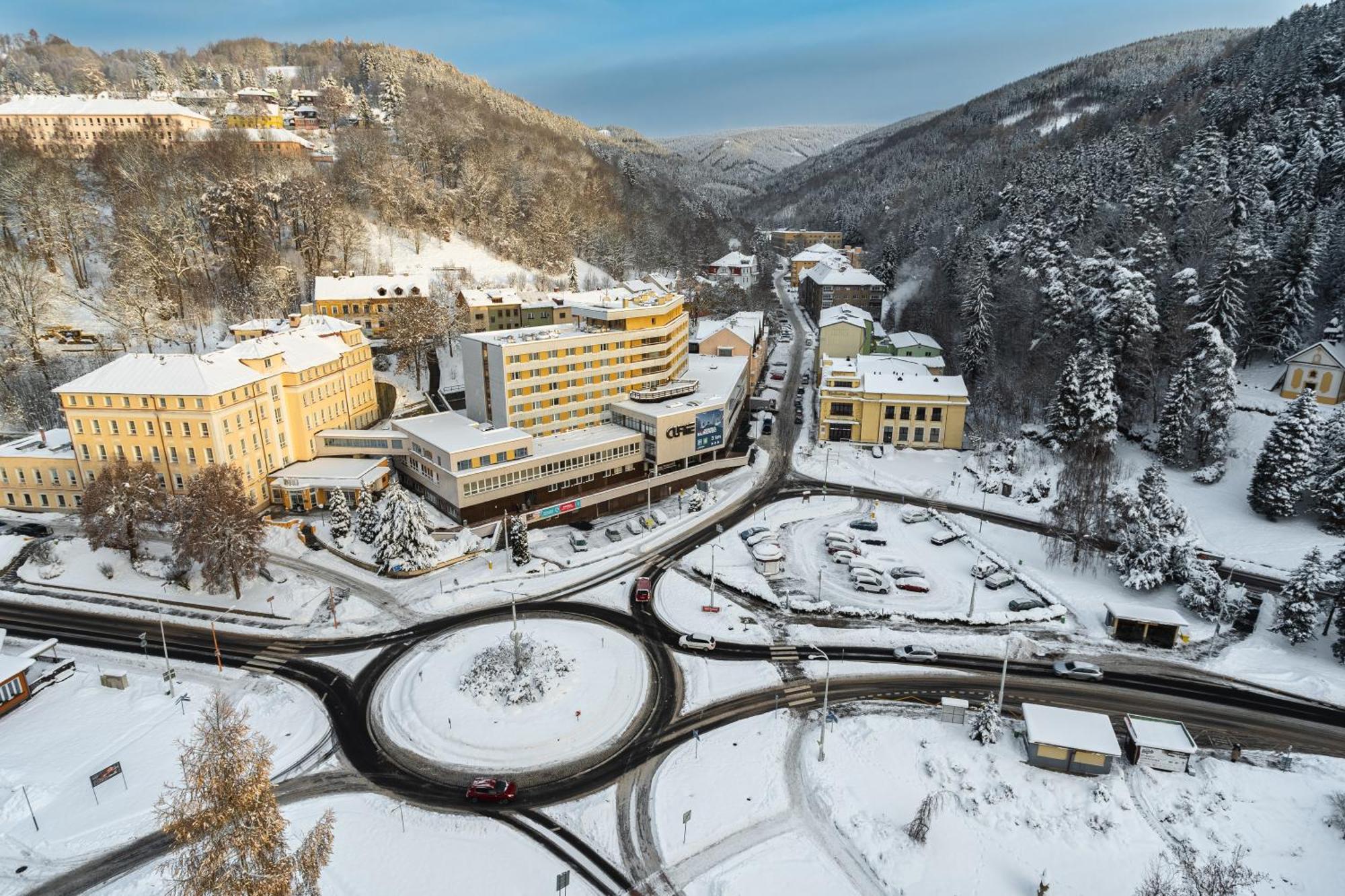 Hotel Luzice ยาคีมอฟ ภายนอก รูปภาพ