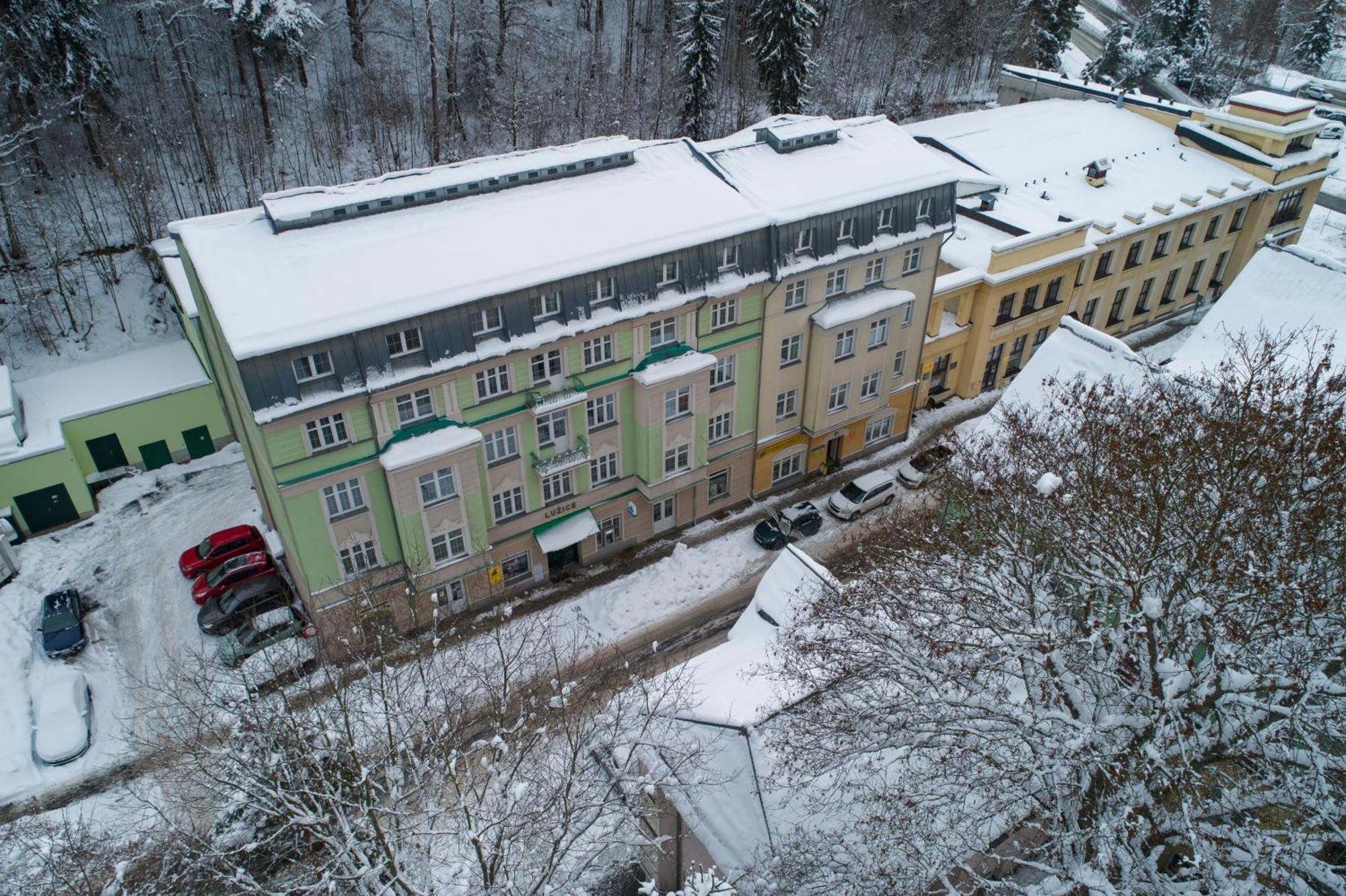 Hotel Luzice ยาคีมอฟ ภายนอก รูปภาพ